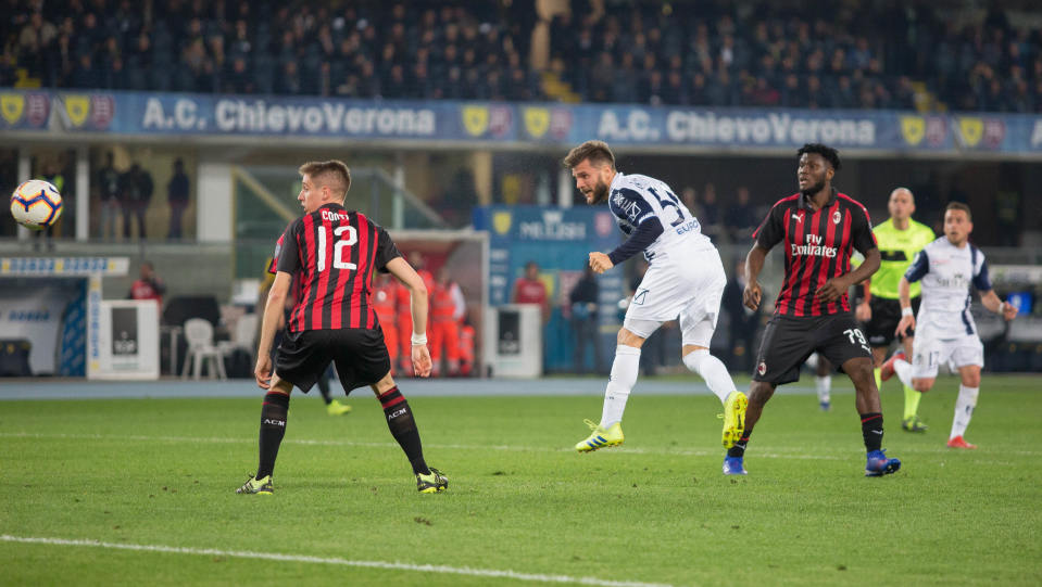 Perparim Hetemaj puskee pallon AC Milanin verkkoon.