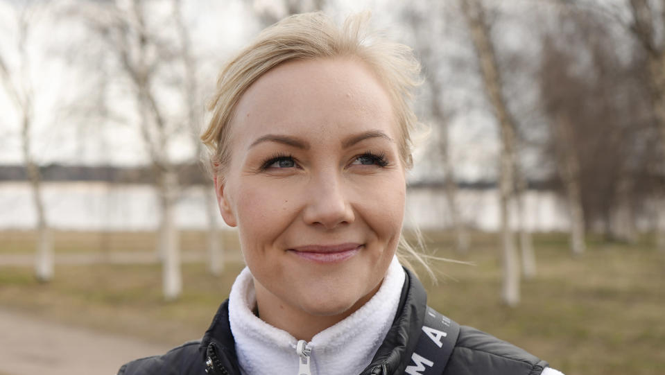 Emma Kimiläinen hymyilee. Kuva otettu ulkona.