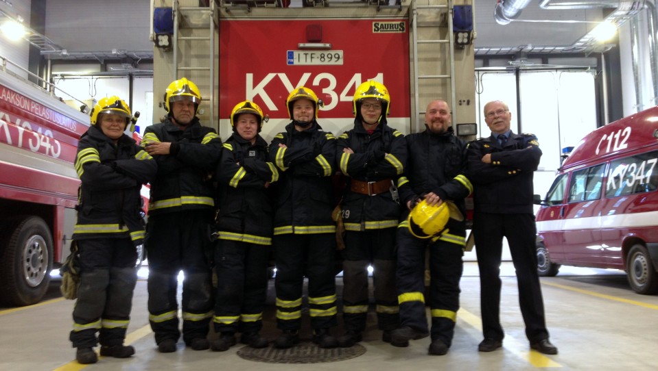 Miehikkälän palokunnan vapaaehtoisia. Vasemmalta Riitta Viipuri, Juha Hakala, Taneli Peltola, Simo Viipuri, Antti Vanhala, Jarmo Ylä-Kotola ja Jukka Viipuri.