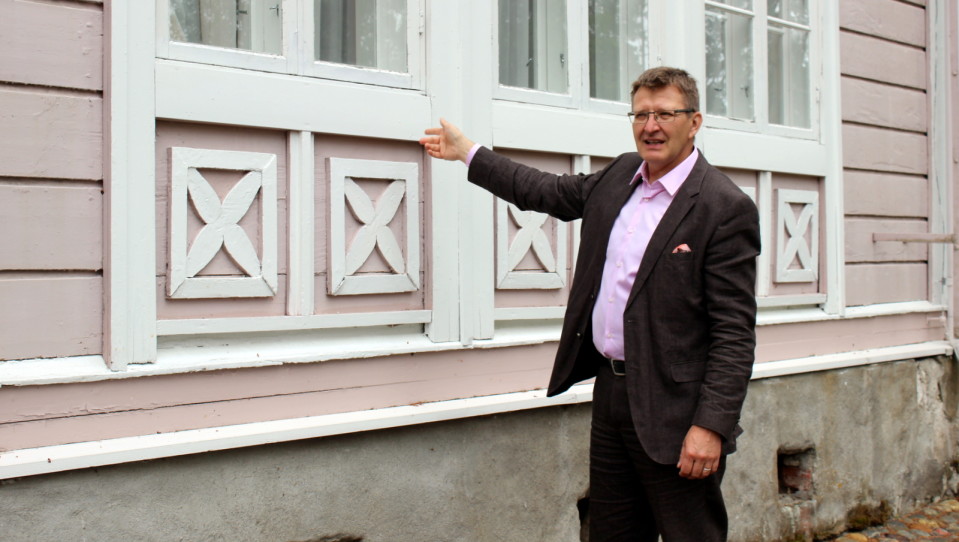 Historian dosentti Jyrki Paaskoski osoittaa kädellään Hotelli Punkaharjun sviittiä.