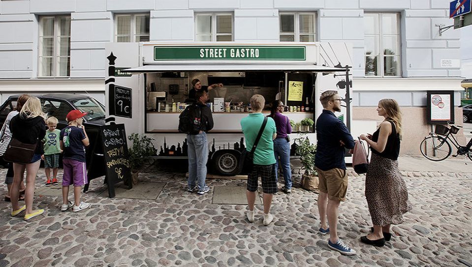 Street Gastron ruokakärry keräsi kesällä asiakkaita Sofiankadulla.