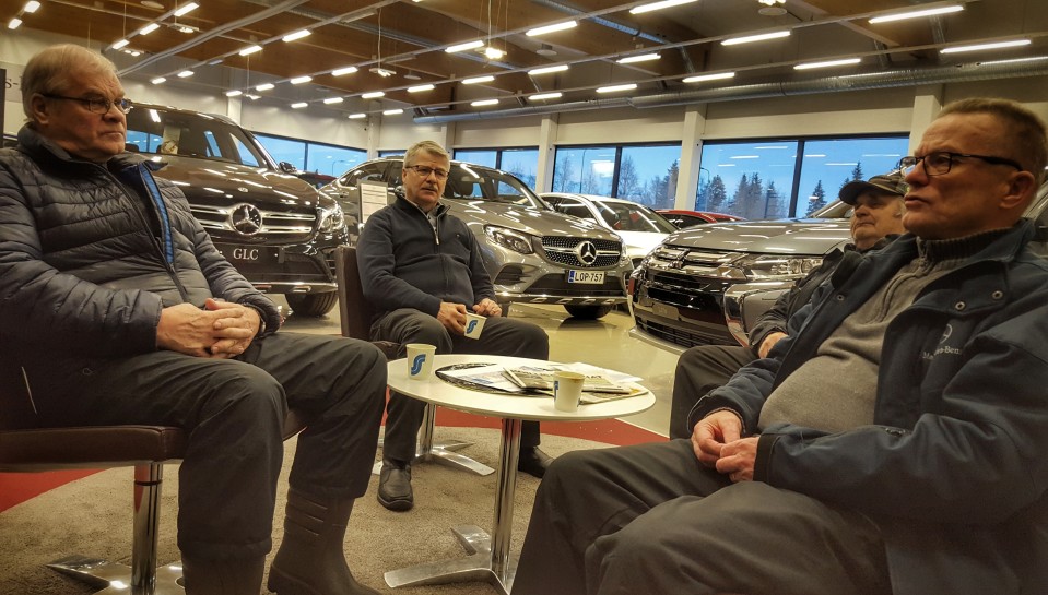 Tauno Koski, myyntipäällikkö Kari Tauriainen, Sulo Karjalainen ja Mikko Määttä pohtivat autokaupan tilannetta Koillismaan Auton kahvipöydässä.
