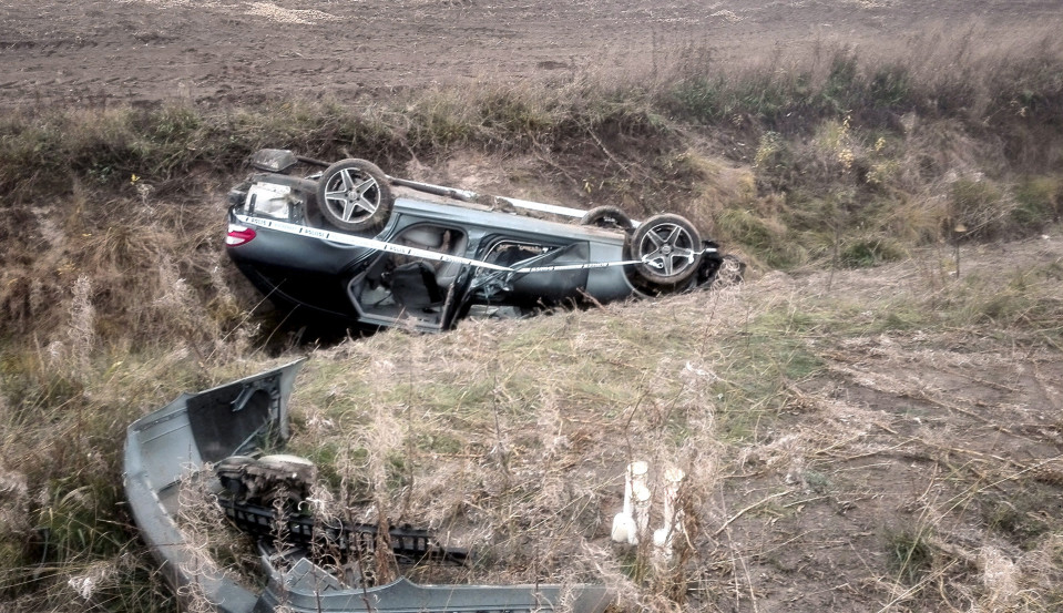 Onnettomuusauto ojassa.