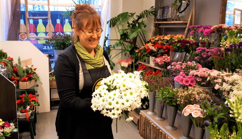 Krysanteemikimppu Satu Ahosen kädessä