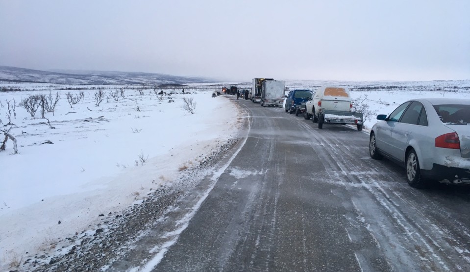 Kaamos-ráiddu govvemiid áigge Buolbmatjávrri geaidnoguorat ledje dievva biillain.