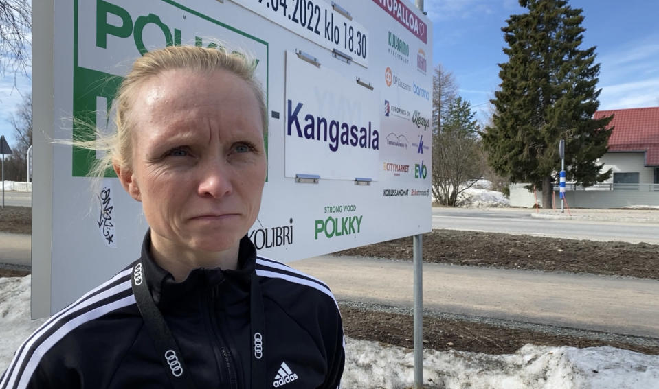 Kuusamolainen Merja Takkula iloitsee Kuusamon Pallo-Karhujen naisten ljoukkueen lentopallomestaruudesta.