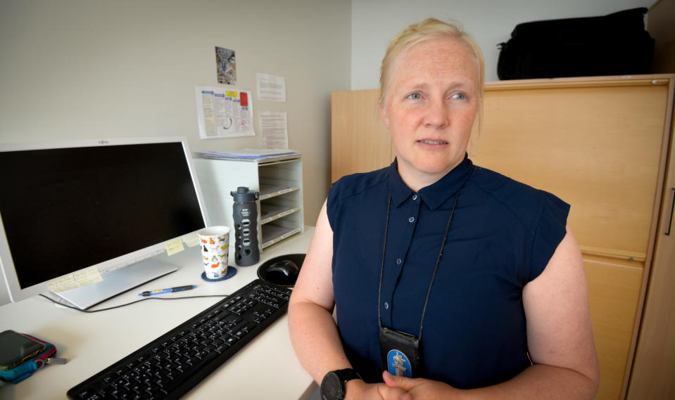 Rikoskomisario Saara Asmundelan, työpisteensä äärellä.Keski-Suomen pajastava ja keskitetty tutkinta.