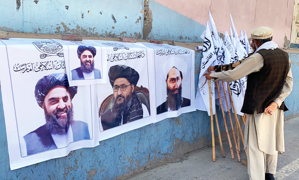 Katukauppias myy Kabulissa Talibanin lippuja ja julisteita, joissa esiintyy komentaja Mullah Haibatullah Akhundzada.