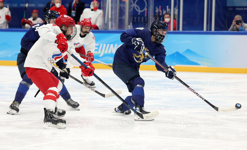 Naisleijonien Elisa Holopainen pelaa maski kasvoissa maskittomia venäläisurheilijoita vastaan.