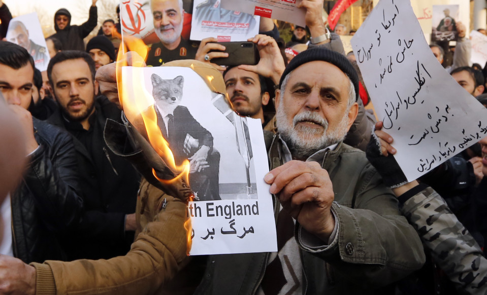 Britannian suurlähetystön edustalle kerääntyi sunnuntaina mielenosoittajia sen jälkeen kun Britannian Iranin-suurlähettiläs osallistui matkustajakoneen alasampumisen muistotilaisuuteen.