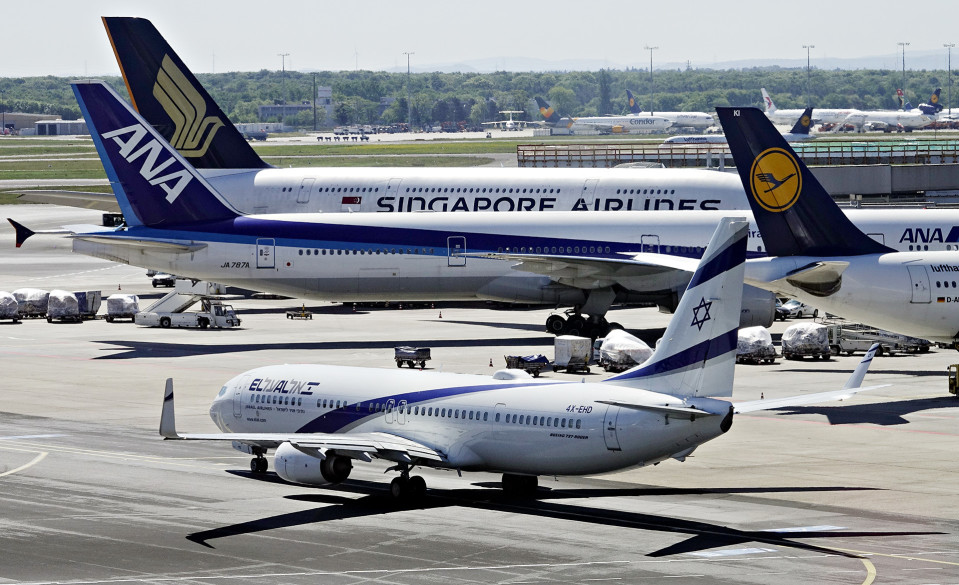 A Boeing 737-958