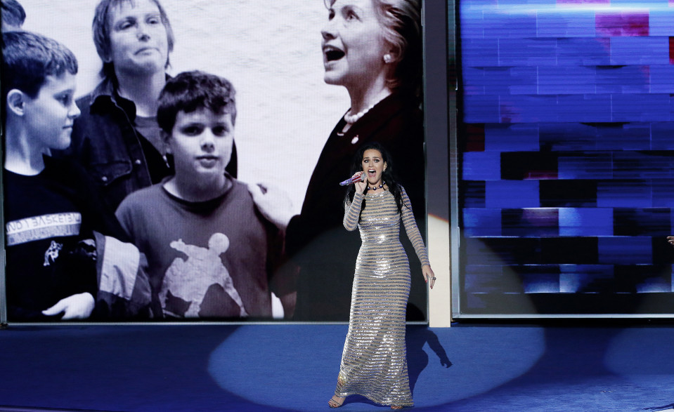 Katy Perry esiintyy demokraattien kokouksessa Philadelphiassa.