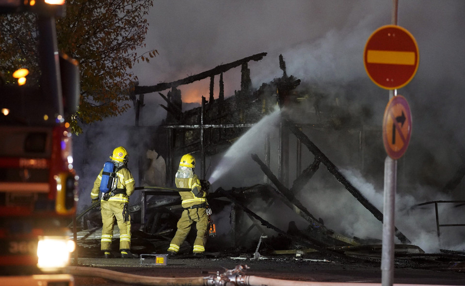 Palomiehet sammuttavat Mukkulan ostoskeskuksen tulipaloa Lahdessa 28. syyskuuta