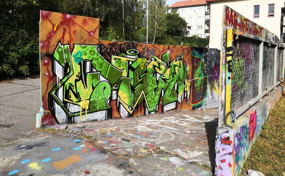 Luvallinen graffitiseinä Riihimäen nuorisokeskus Monarilla