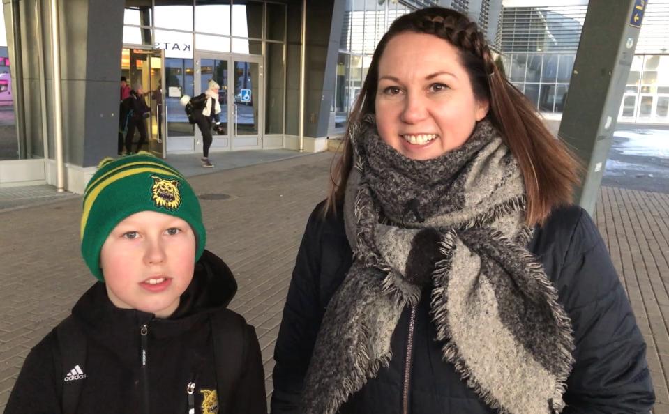 Annamaria Palsi-Ikonen ja Arvid Ikonen Pirkkahallin edustalla