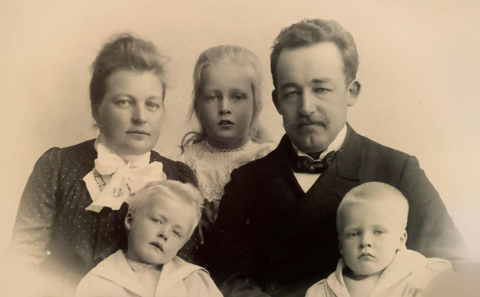 Takarivissä Ines Gullichsen, Ragni Gullichsen ja Alexander Gullichsen. Eturivissä Thorbjörn ja Rolf Gullichsen.