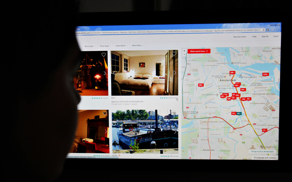 Nainen katsoo netistä majoituspaikoja Amsterdamissa.