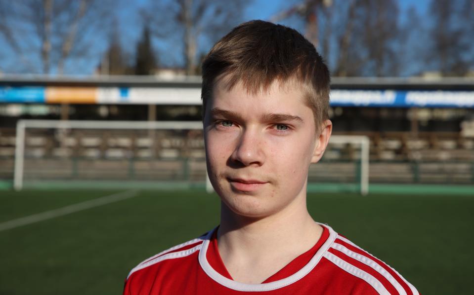 Leevi Leinonen seisoo pelipaita päällä Rovaniemen keskuskentällä.