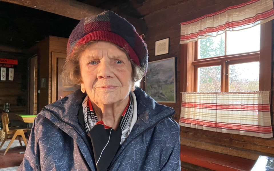 Kaarina Karlsson Juvan karjalalaismuseossa.