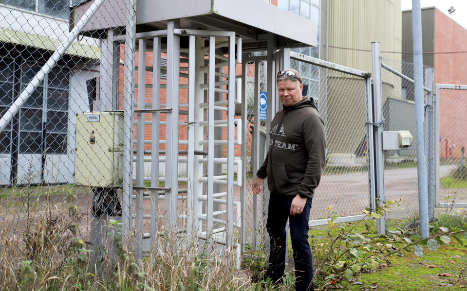Mika Rautiainen entisellä Voikkaan paperitehtaan alueella