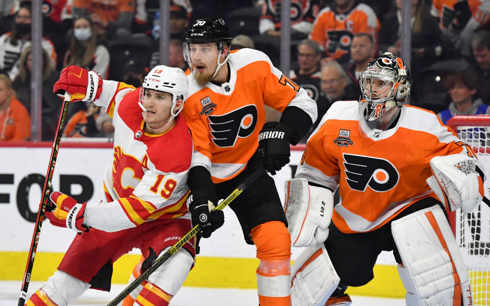 Philadelphia Flyersin Rasmus Ristolainen puolustaa joukkueensa maalia Calgary Flamesin Matthew Tkachukia vastaan marraskuun 2021 ottelussa NHL:ssä.