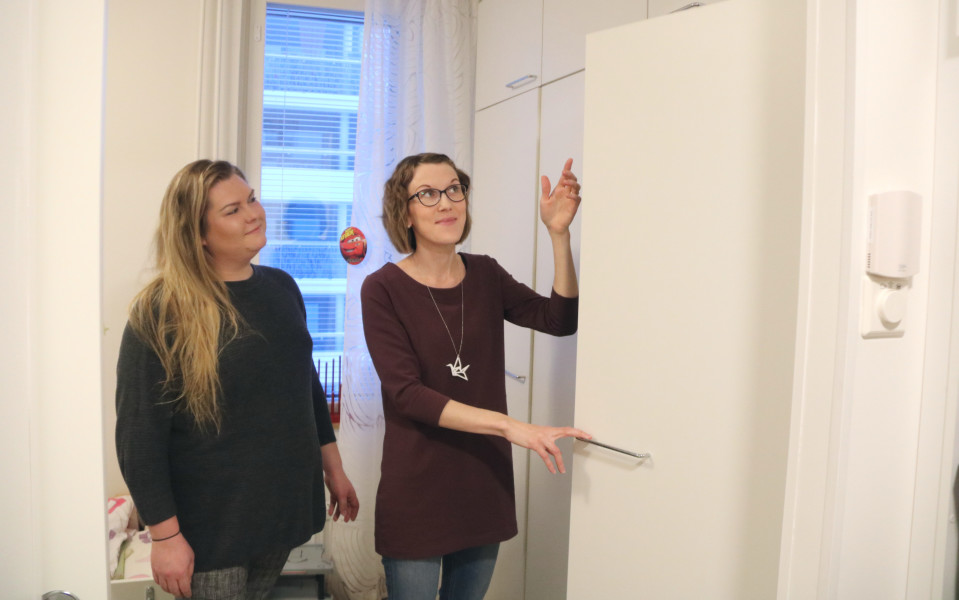 Ammattijärjestäjä Sanna Koskinen näyttää Krista Kruballylle ovinaulakon paikkaa.