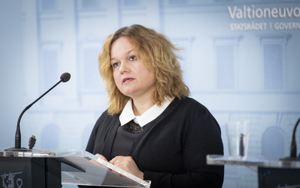 Perhe- ja peruspalveluministeri Krista Kiuru valtioneuvoston tiedotustilaisuudessa 19. maaliskuuta.
