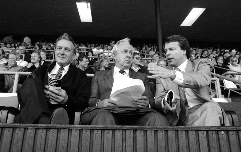 Yleisurheilun Suomi–Ruotsi-maaottelua 1988 seuraamassa pääministeri Harri Holkeri (vas.), SVUL:n puheenjohtaja Jukka Uunila ja kansanedutaja Ilkka Kanerva.