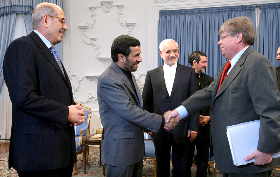 IAEA:n johtaja Mohammed ElBaradei, Iranin presidentti Mahmud Ahmadinejad, Iranin ydinenergiaviraston johtaja Gholam-Reza Aqazadeh ja IAEA:n apulaispääjohtaja Olli Heinonen tapaavat.