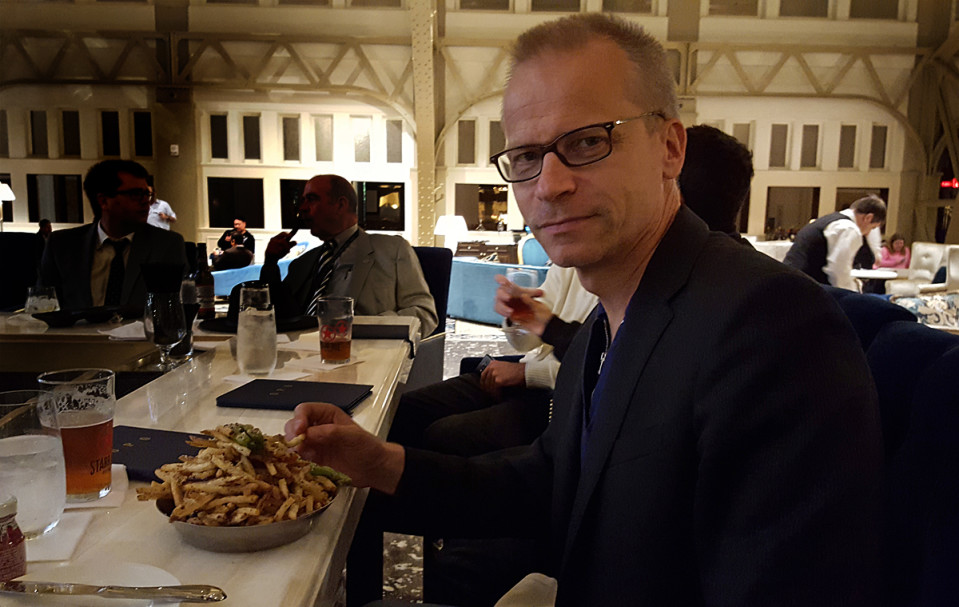 Ulkomaantoimittaja Mika Hentunen syö parmesanranskalaisia Trumpin hotellissa Washingtonissa.