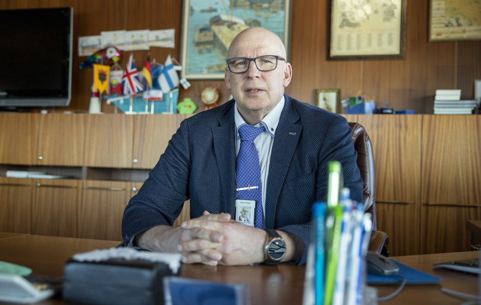 toimitusjohtaja Kimmo Naski istuu työhuoneensa työpöydän ääressä ja katsoo kohti kameraa