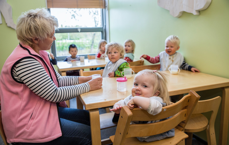 Pienet lapset ruokailevat päiväkodissa.