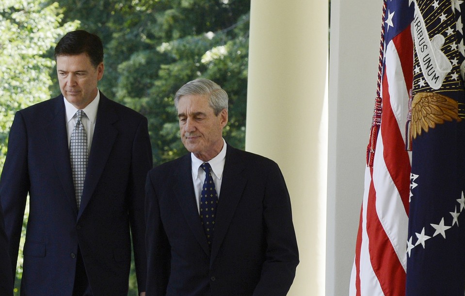 James Comey (vas.) ja Robert Mueller kävelevät Valkoisen talon pihalla.