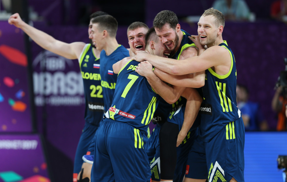 Slovenian koripallomaajoukkue on päässyt juhlimaan EM-kisoissa voittoja. Tuoreimpana päänahkana oli Espanja välierissä.