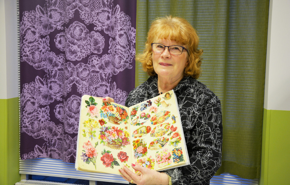 Marja Nevalainen albumin kanssa