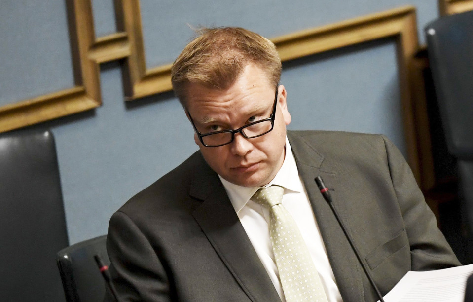 Puolustusministeri Antti Kaikkonen.