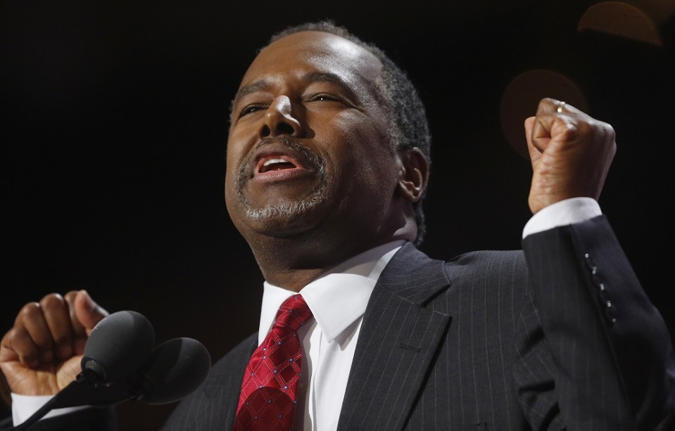 Ben Carson kädet nyrkissä puhujapöntössä republikaanien puoluekokouksessa heinäkuussa.