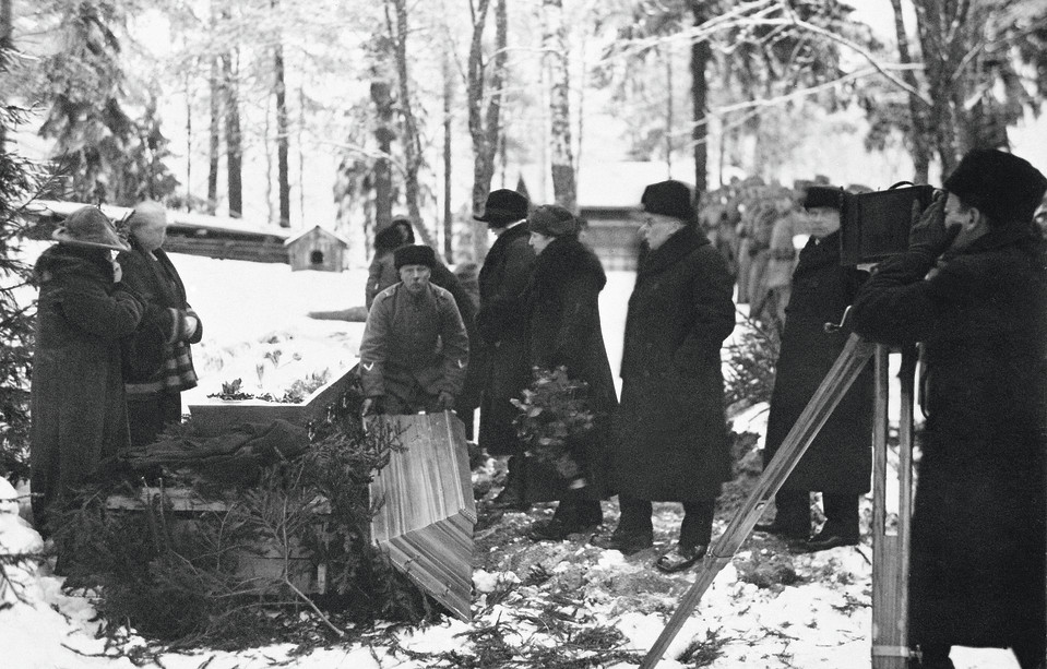 Eino Leino asui viimeiset aikansa tuttaviensa luona Riitahuhdan talossa. Runoilijan arkku suljettiin talon pihassa 12.1.1926.