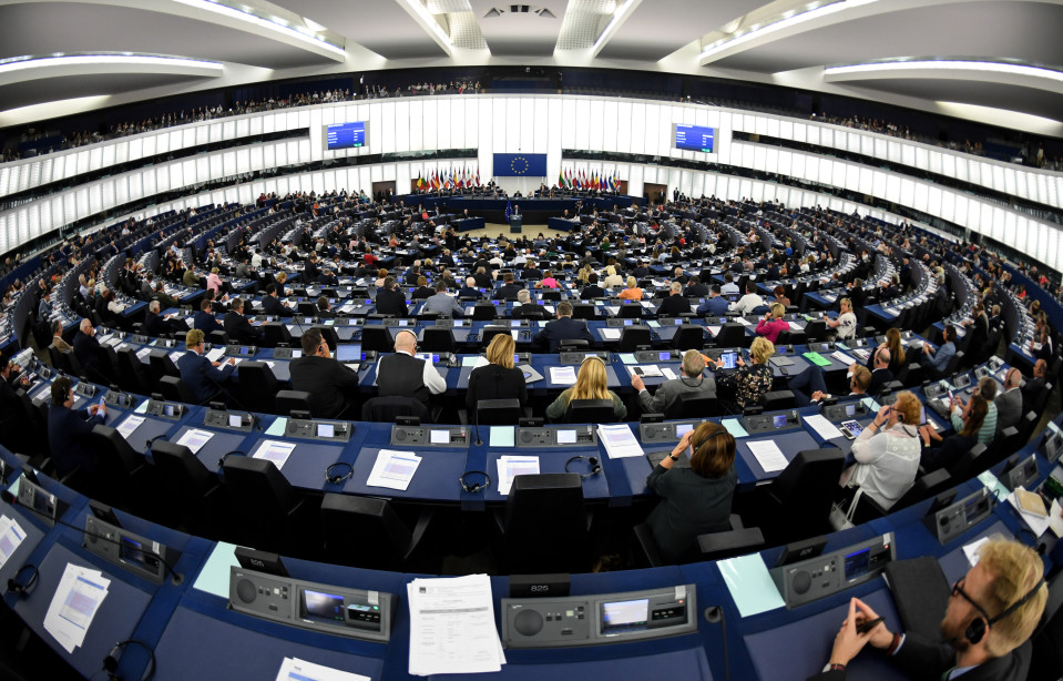 Laajakuva Euroopan parlamentin istuntosalista Strasbourgista