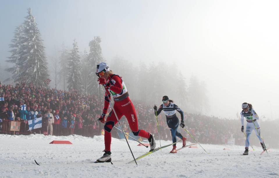 Aino-Kaisa Saarinen jahtaa Therese Johaugia Holmenkollenilla 2011.