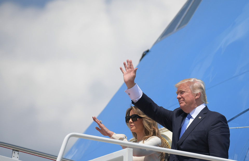 Donald Trump vaimonsa Melanien kanssa astumassa Air Force One -koneeseen 19. toukokuuta.