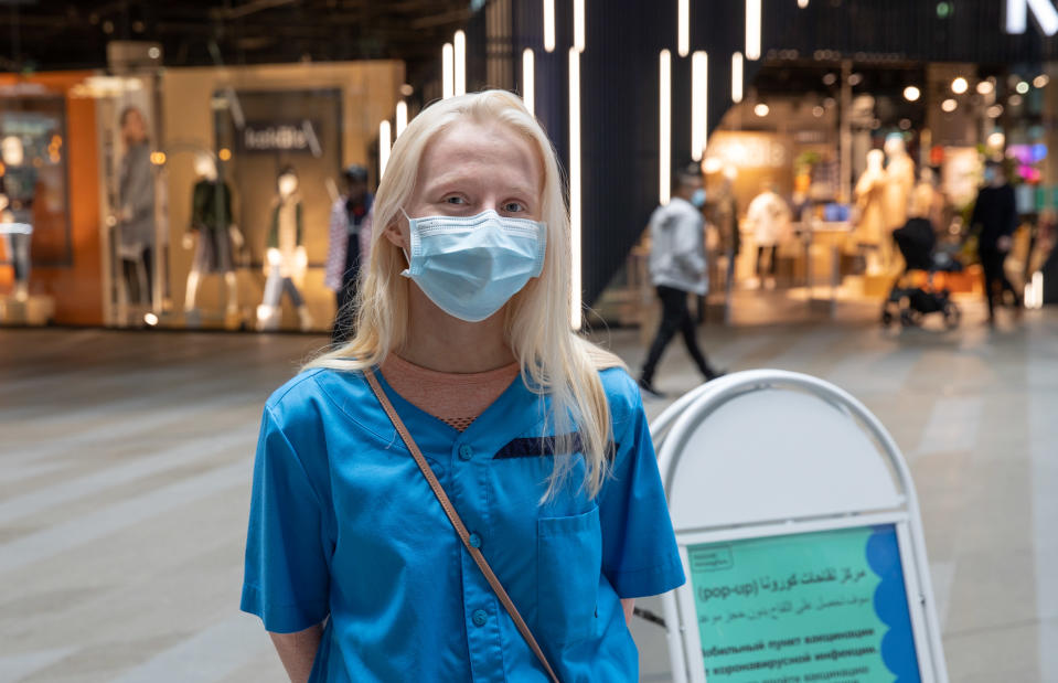 Husin työntekijä Elina Piippo koronarokotuspisteessä Triplan kauppakeskuksessa.