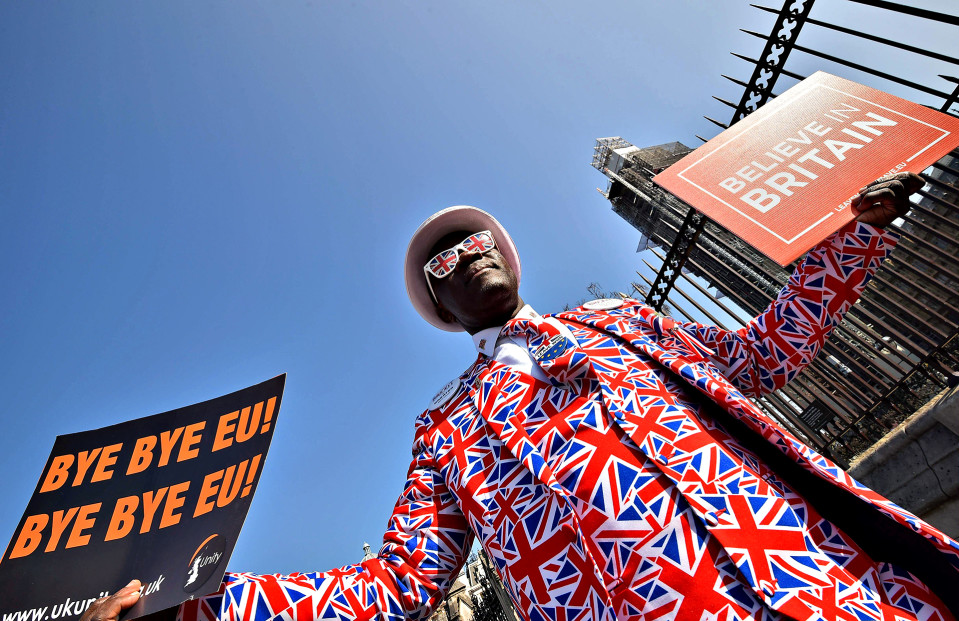Joseph Afrane on yksi Brexitiä kannattavista aktivisteista, joka osoitti mieltään parlamentin ulkopuolella perjantaina 29. maaliskuuta.