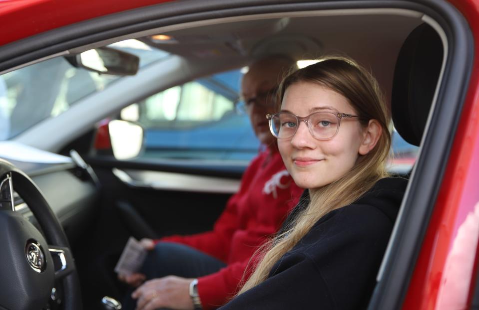 Ajotunnille lähtevä Anniina Harju istuu autokouluauton kuljettajan paikalla. Opettajana on rovaniemeläisen Pohjolan Liikennekoulun liikenneopettaja Sauli Nousiainen.