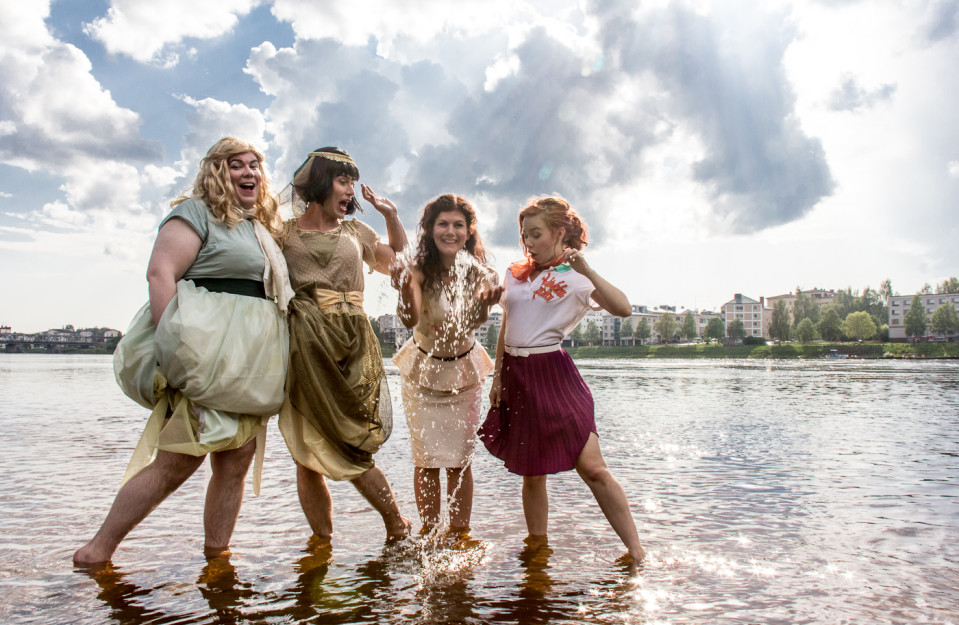 Lentävän Poron Teatterin Diivoissa näyttelevät mm. Jussi Olavi Jokinen, Harri Kailanto, Aleksa Virta ja Iida-Sofia Luusua.
