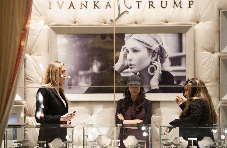 Ivanka Trump -yrityksen putiikki sijaitsee Trump Tower -pilvenpiirtäjässä New Yorkissa. Kuvassa vasemmalla Lara Yunaska, joka on Trumpin pojan Ericin vaimo.