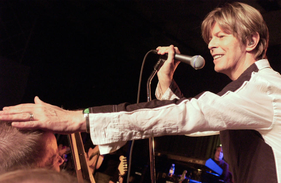 David Bowie lavalla BBC:n konsertissa 2002. Kuva dokumenttielokuvasta David Bowien viimeiset vuodet.