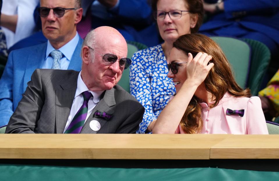 All England Clubin puheenjohtaja Ian Hewitt seuraamassa Wimbledonin 2021 turnausta Cambridgen herttuatar Catherinen kanssa.