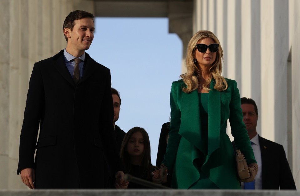 Jared Kushner ja Ivanka Trump presidentti Lincolnin muistomerkillä torstaina päivä ennen Donald Trumpin virkaanastujaisia.