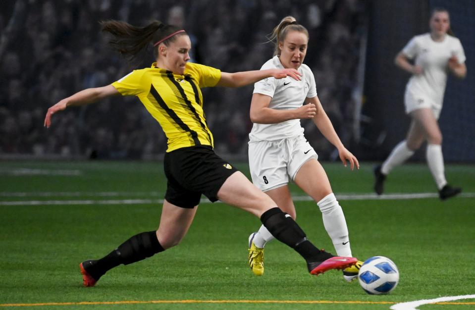 Hongan Daniela Såndas tavoittelee palloa PK-35:n Krista Hakalaa vastaan.